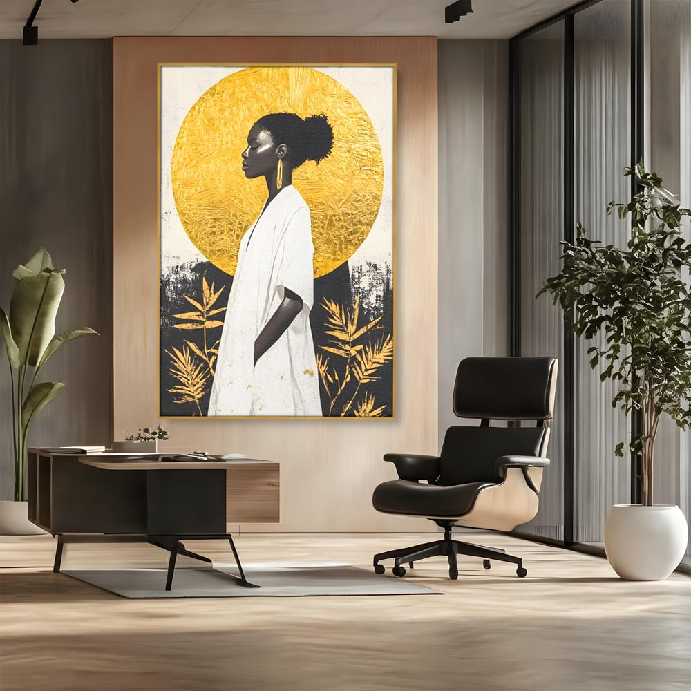 Tablou canvas cu tablou canvas cu portret de femeie afro, in rama de aluminiu auriu, pe perete intr-un birou